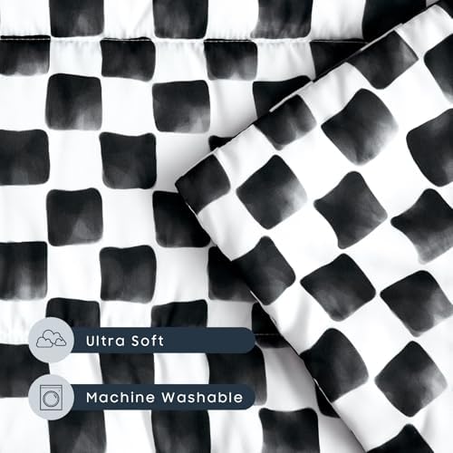 Detailed shot of the built in identification name card pocket on the Wake In Cloud checkered nap mat