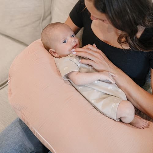 Close up of soft cotton muslin texture on Konssy nursing pillow cover