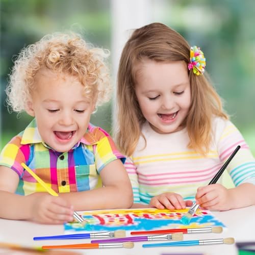 Close up of the round and flat bristles on the preschool paint brush kit