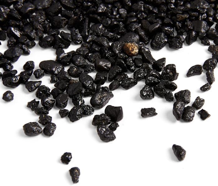Aquarium setup featuring Imagitarium Frosted Black gravel substrate