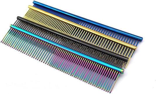 Close up of dual spaced rounded teeth on Grtdrm pet comb