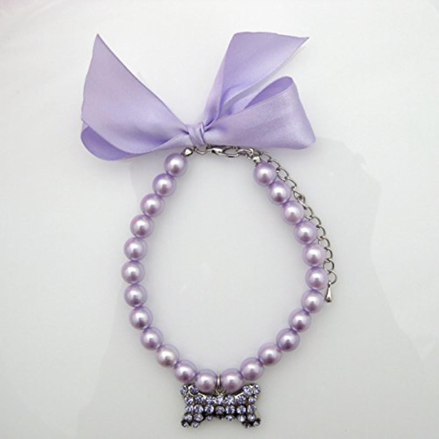 Close up view of the adjustable jewelry clasp on the PetFavorites pearl pet costume necklace.