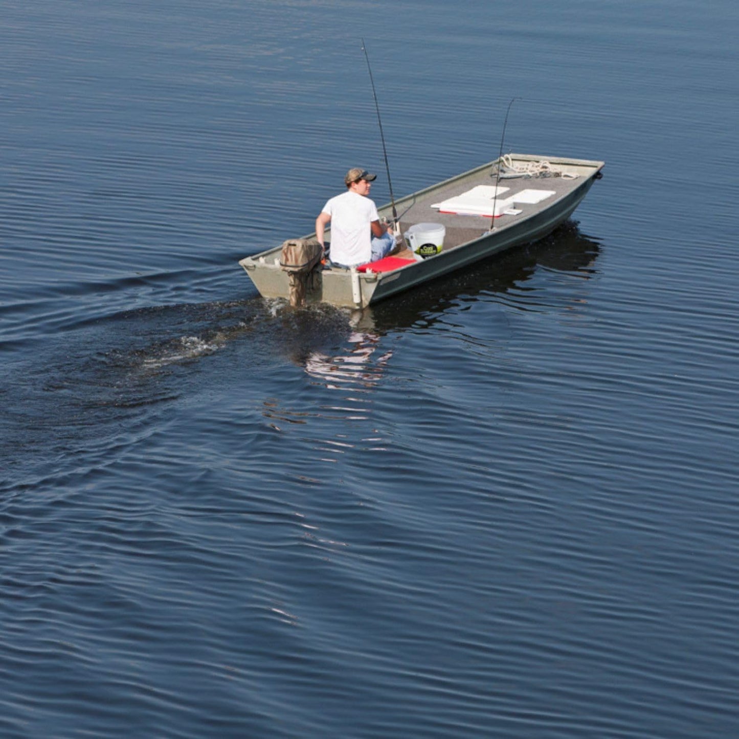 Marine Metal Bubble Box attached to a fishing bait bucket