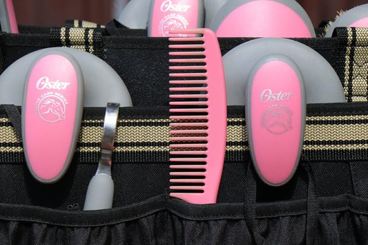 Ergonomic rubber handle detail of Oster horse grooming comb