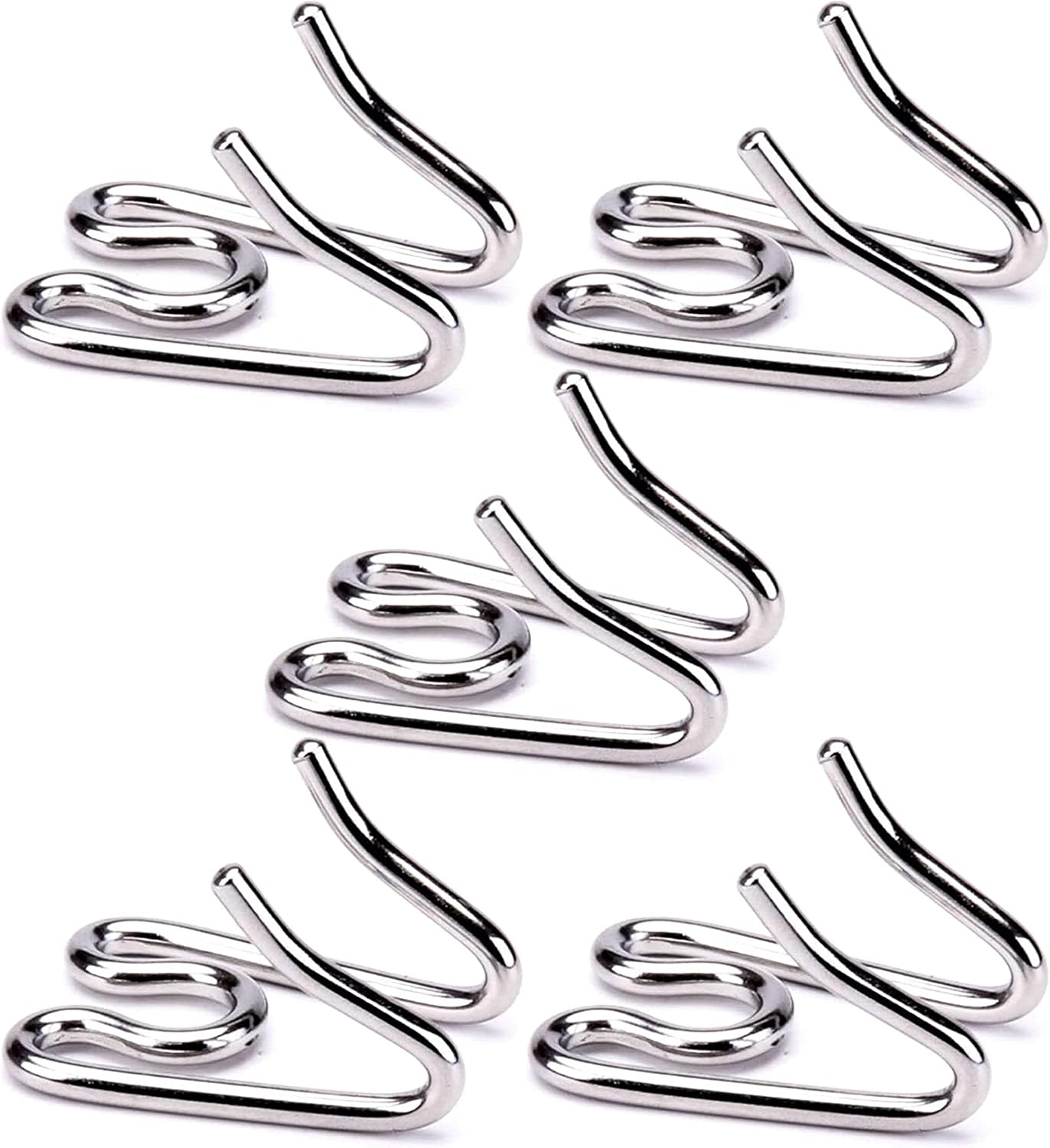 Demonstration of MOZETO black stainless steel extra links connecting to a standard dog prong collar