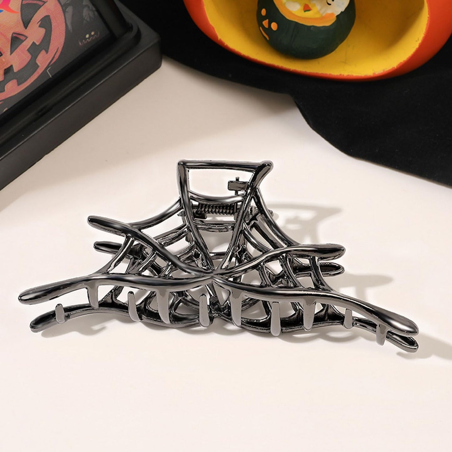 Rauimour large medium size metal hair claws side view demonstrating thick hair grip capacity