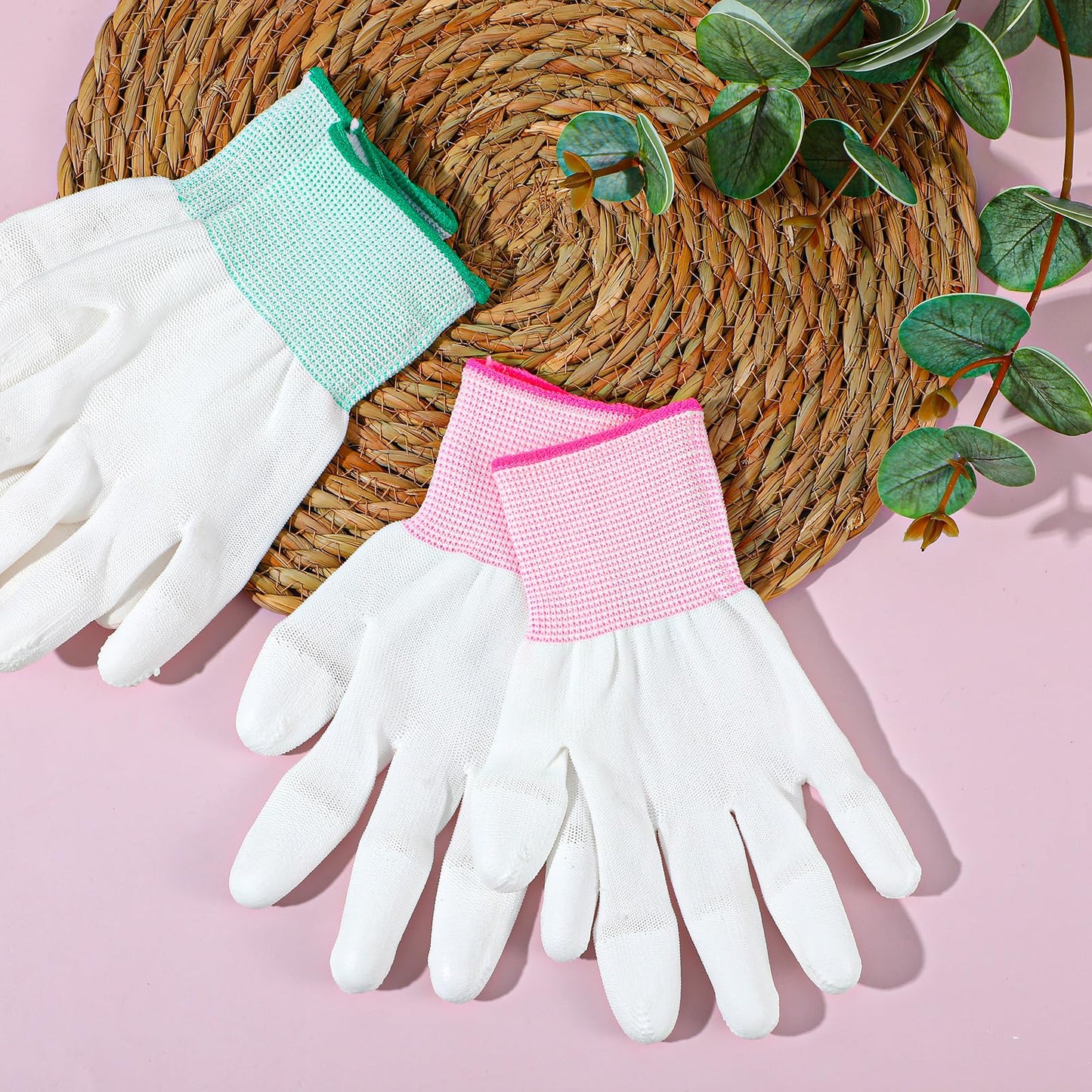 Side view of the non slip breathable styling glove demonstrating fingers flexibility.