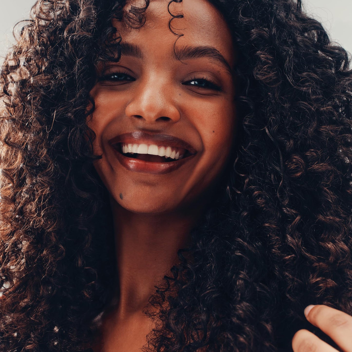 AG Care mousse gel for wavy and coily hair patterns showing brand logo and weight information