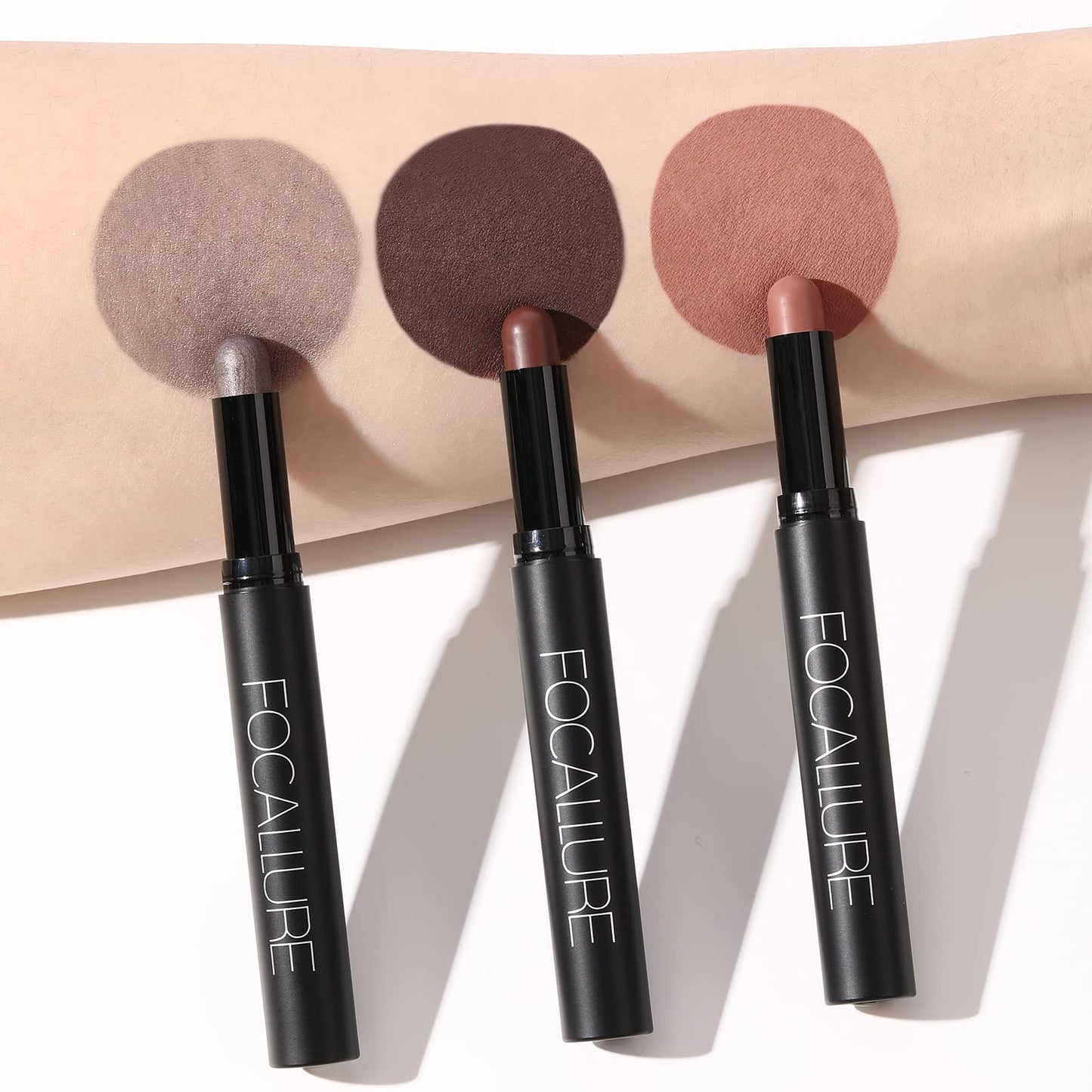 Focallure 2 in 1 eyeshadow and eyeliner pencil application