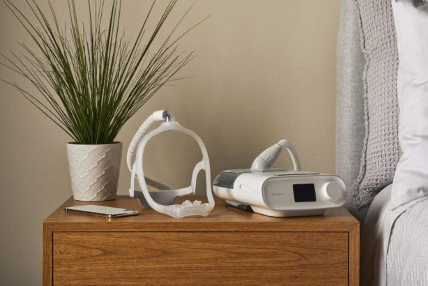 Philips Respironics DreamWear cushion showing medium size indicator