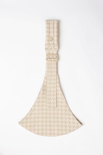 Close up of the adjustable buckle and premium cotton linen fabric of the Mabē toddler sling.