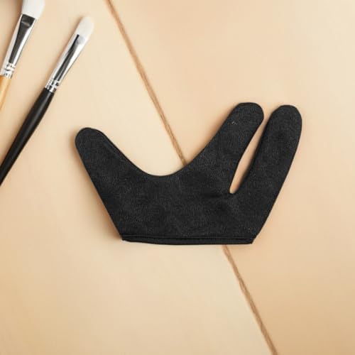 Demonstration of the ambidextrous fit of the three finger thermal glove on a stylist hand.