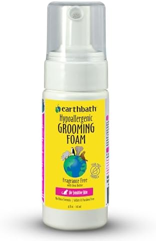 Waterless cat shampoo pump bottle for sensitive skin grooming.