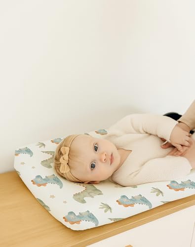 Detailed shot of the elasticized edge and deep pocket design of the My Little Zone diaper changing mat cover.