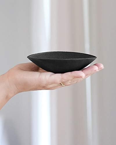 Side profile of Kindred Bravely leakproof breast pads