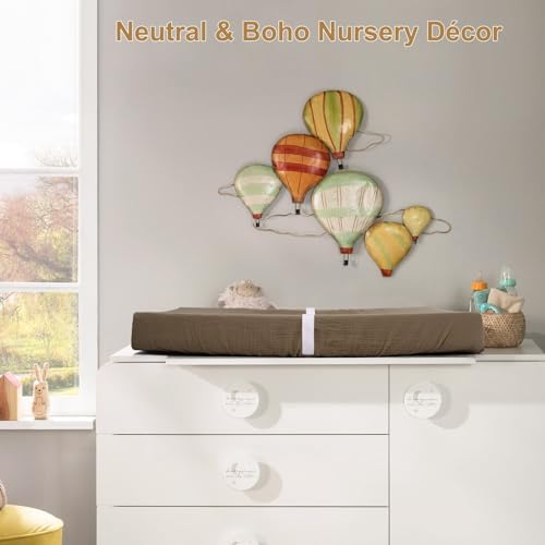 Elasticized bottom edge and deep pocket detail of the premium baby bedding cover.