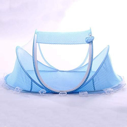 Keenso travel baby bed showcasing blue and white polka dot pattern detailing