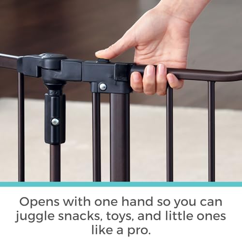 Demonstration of the one-hand operation handle and secure double-locking mechanism.