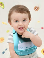 Water droplets rinsing cleanly off the stain-resistant surface of the YINGJEE food-grade silicone bib.