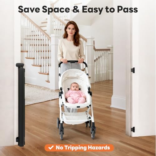 One-handed safety lock mechanism on the Peluasua retractable child gate close up view