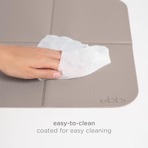 Close up texture of Ubbi travel changing mat surface