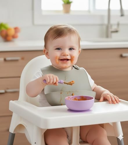 Close up of the deep food catcher pocket on the lightweight toddler feeding bib