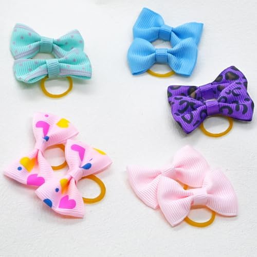 Detailed view of elastic band attachment on pet hair bow