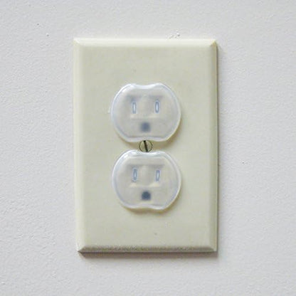 Dreambaby outlet plugs set for electrical socket protection
