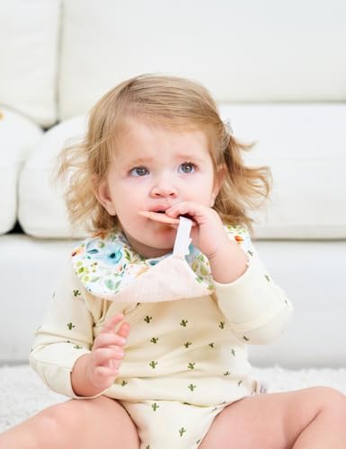 Close up of Vuminbox baby bib adjustable nickel free snap closure