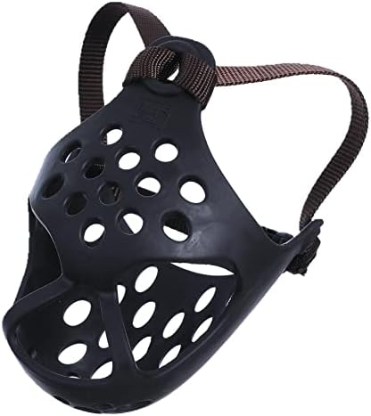 Close-up of the non-toxic rubber basket construction on the medium black dog muzzle.