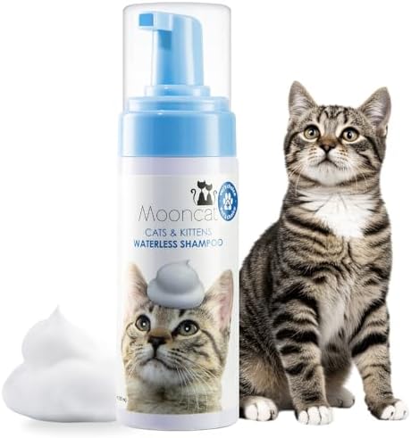 Mooncat waterless cat shampoo foam texture demonstration on feline fur
