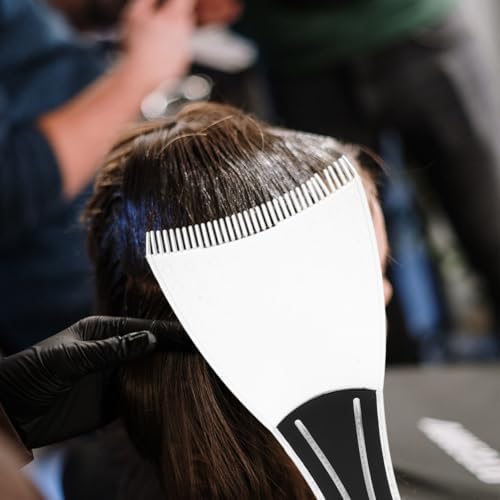 Hair highlighting tool with grip handle