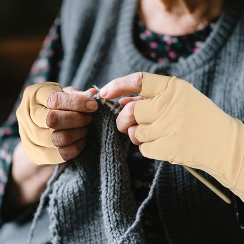 Demonstration of the stretchable fabric on the Lyreh fingerless hand guards.