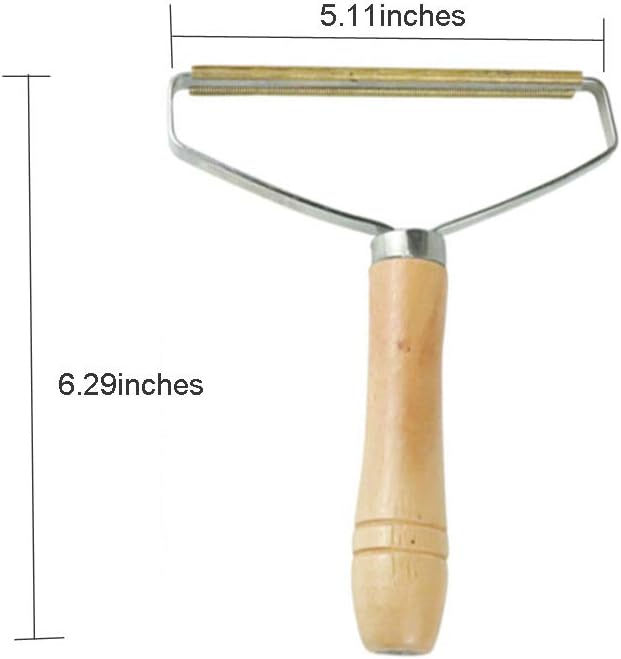 User holding Daifuqihua pet hair remover cleaning a carpet