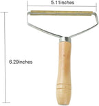 User holding Daifuqihua pet hair remover cleaning a carpet