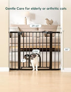 Adult hand operating the double lock mechanism of the black Babelio baby gate.