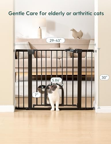 Adult hand operating the double lock mechanism of the black Babelio baby gate.
