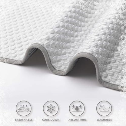 The multi-layer design of the MICROCOSMOS summer mat emphasizing its water-absorbing cotton layer.