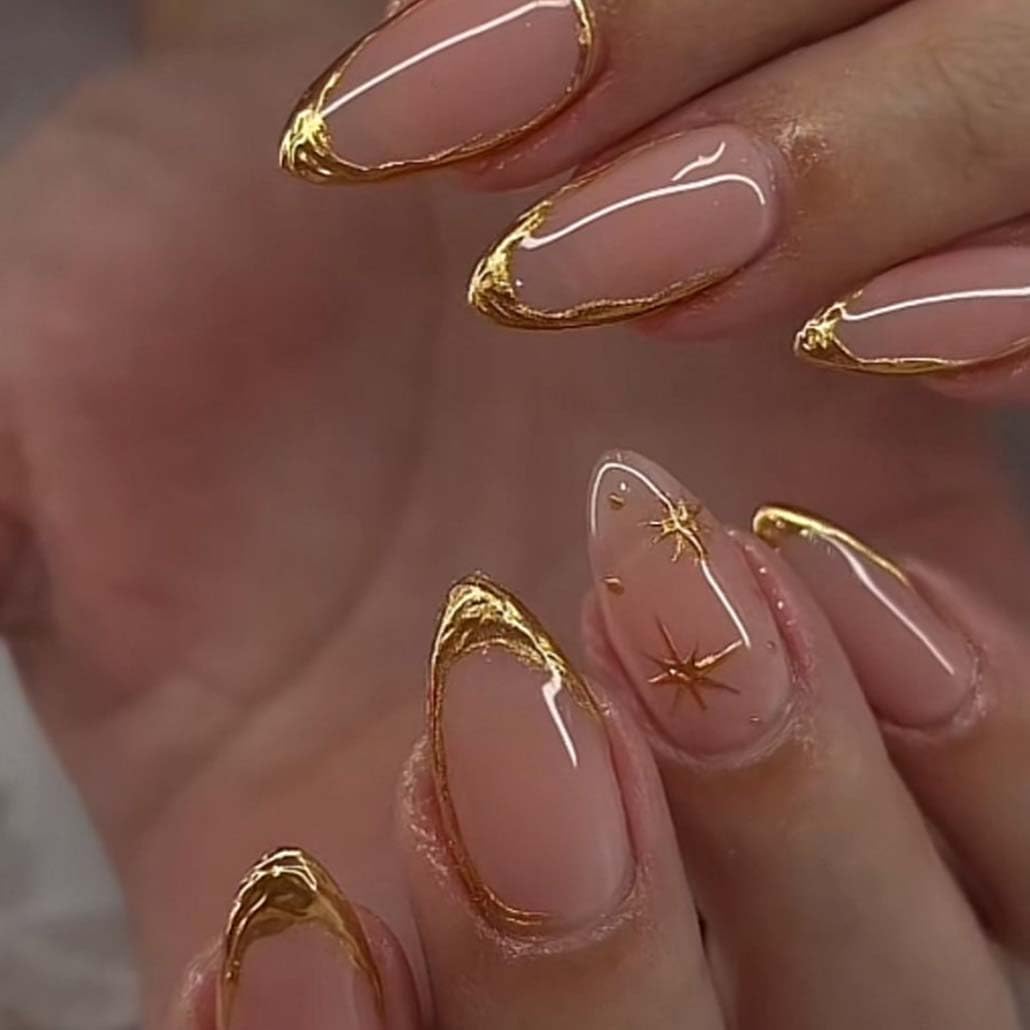 Tarini Foccna almond press on nails with gold line design front view