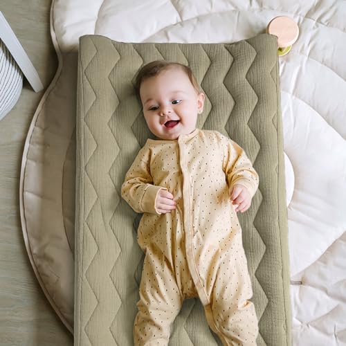 Close up view of the breathable 100 percent muslin cotton fabric on the Lulumoon changing table cover.