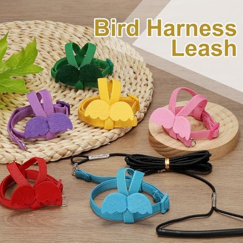 PETAXCELL small bird harness showing the close up of three hundred and sixty degree swivel alloy clasp