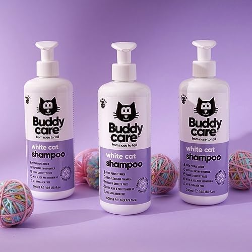 Aloe Vera and Pro-Vitamin B5 cat grooming shampoo bottle