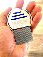 Detailed view of the microscopically rounded ends of the HERKLIN lice removal comb.