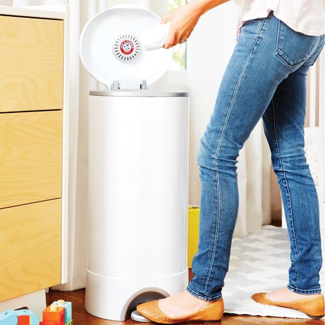 Munchkin Step Diaper Pail showing foot pedal mechanism