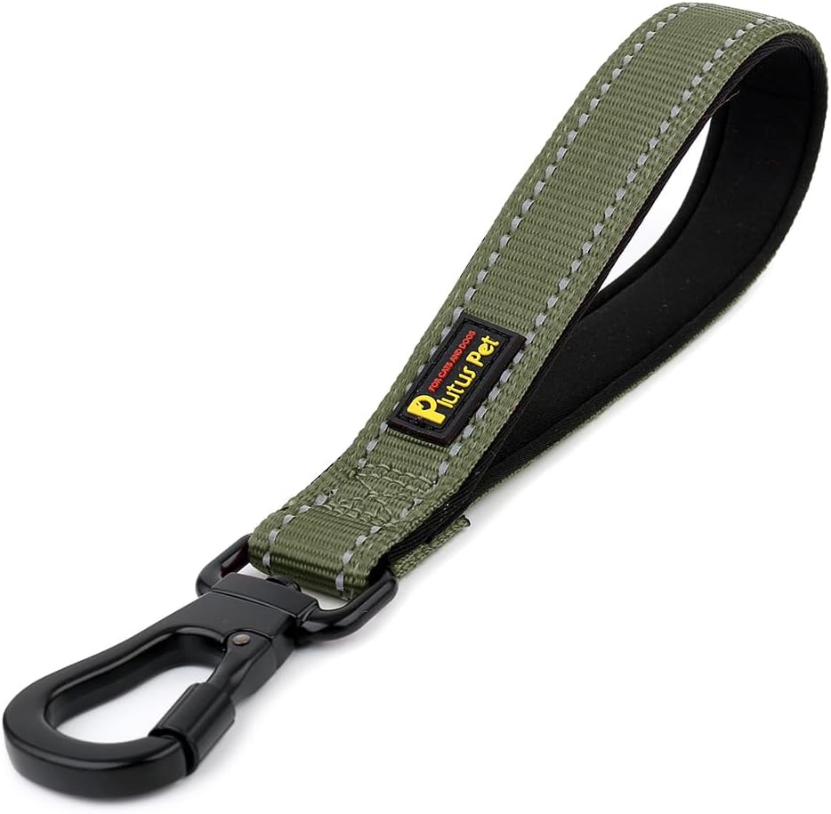 Plutus Pet premium nylon short leash demonstrating hand grip comfort on the handle.
