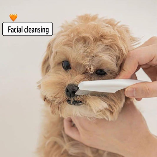 Close up of the fine metal teeth on the EFYUE flea comb for cat and dog facial cleaning