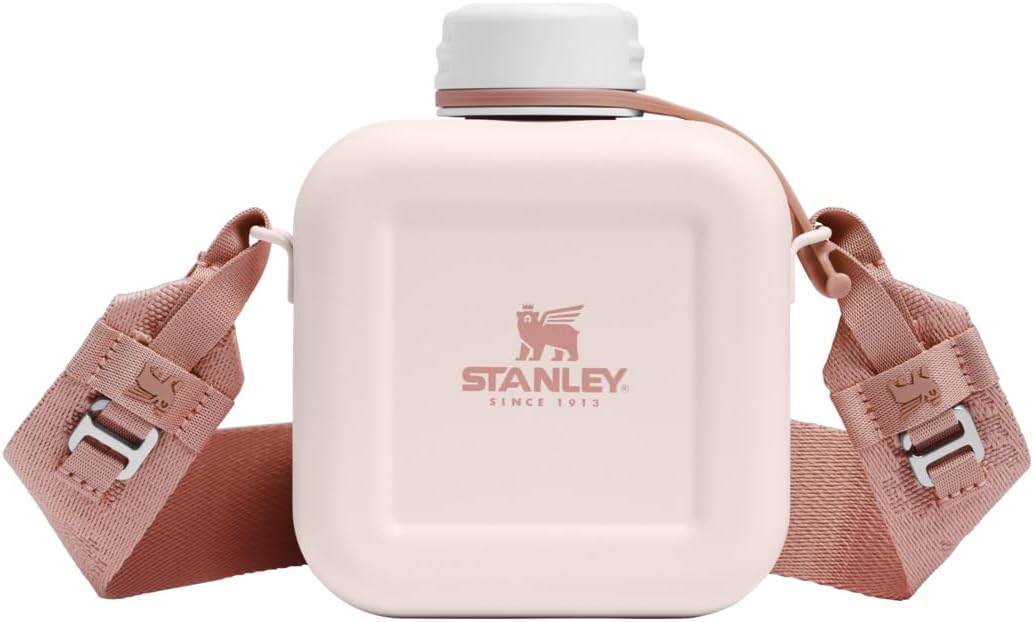 Side profile of the ergonomic packable outdoor water bottle.