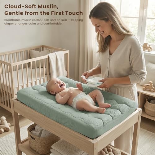 Close up view of the quilted wavy pattern on the Konssy premium cotton diaper changing sheet.