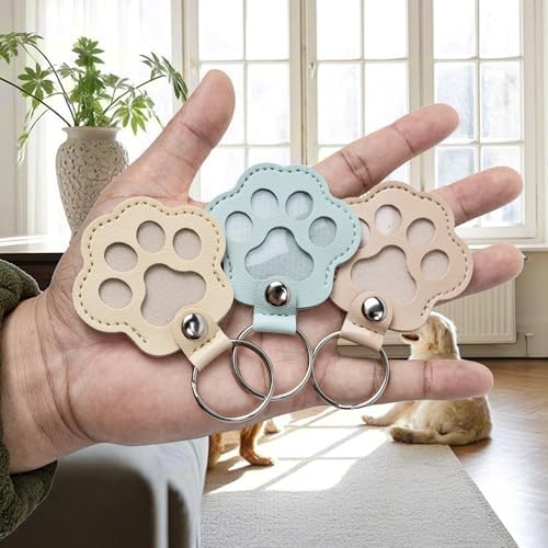 Bifeaw pet hair storage keychain displayed with dog and cat