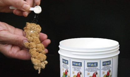 Hari Hagen full-spectrum bird breeding supplement with measuring scoop